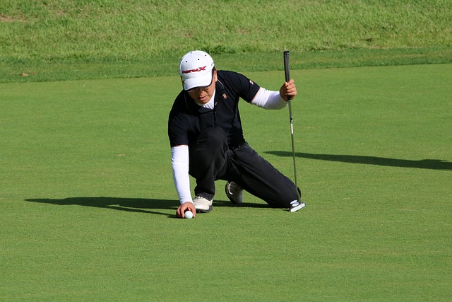 Putting green met zachte ochtendmist