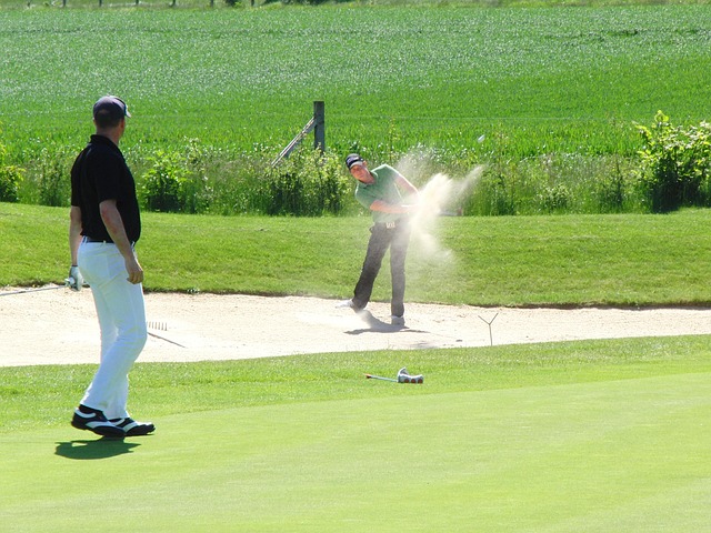Fairway met bunker en gelaagd groen